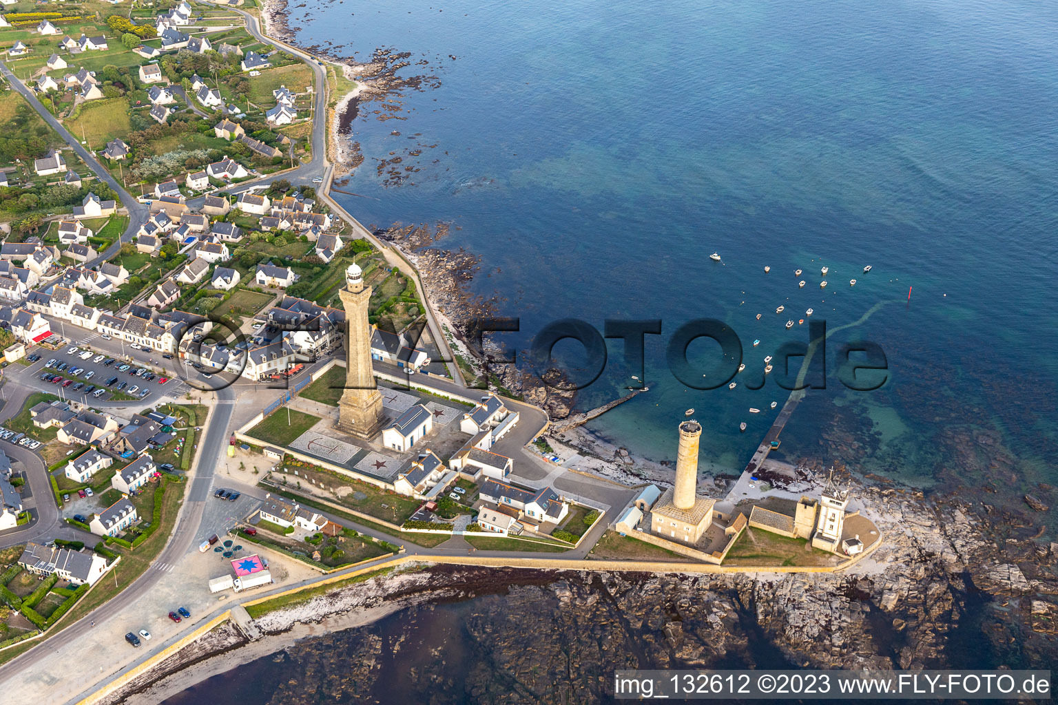 Schrägluftbild von Phare d’Eckmühl und Der Alte Leuchtturm von Penmarch im Bundesland Finistère, Frankreich