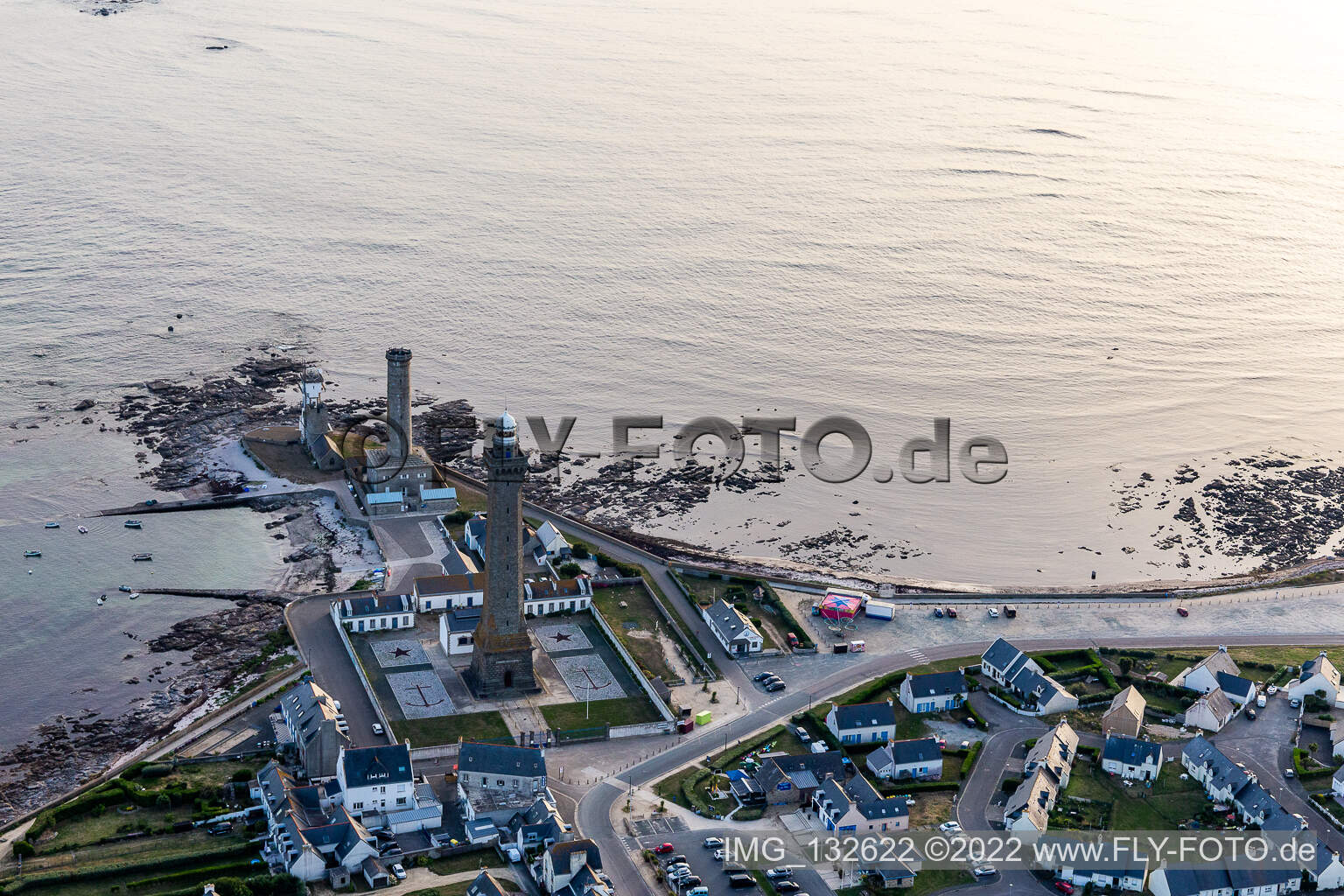 Phare d’Eckmühl und Der Alte Leuchtturm von Penmarch im Bundesland Finistère, Frankreich aus der Luft