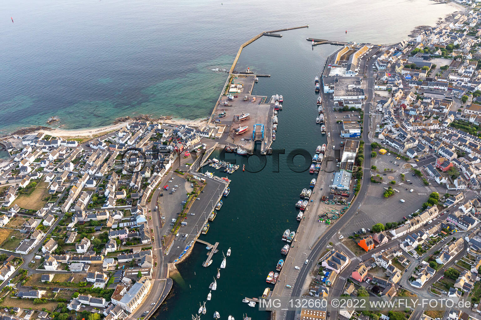 Luftbild von Haliotika - La Cité de la Pêch in Guilvinec im Bundesland Finistère, Frankreich