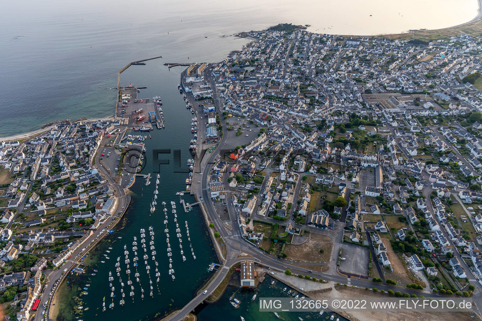 Hafen von Guilvine in Treffiagat im Bundesland Finistère, Frankreich aus der Luft betrachtet