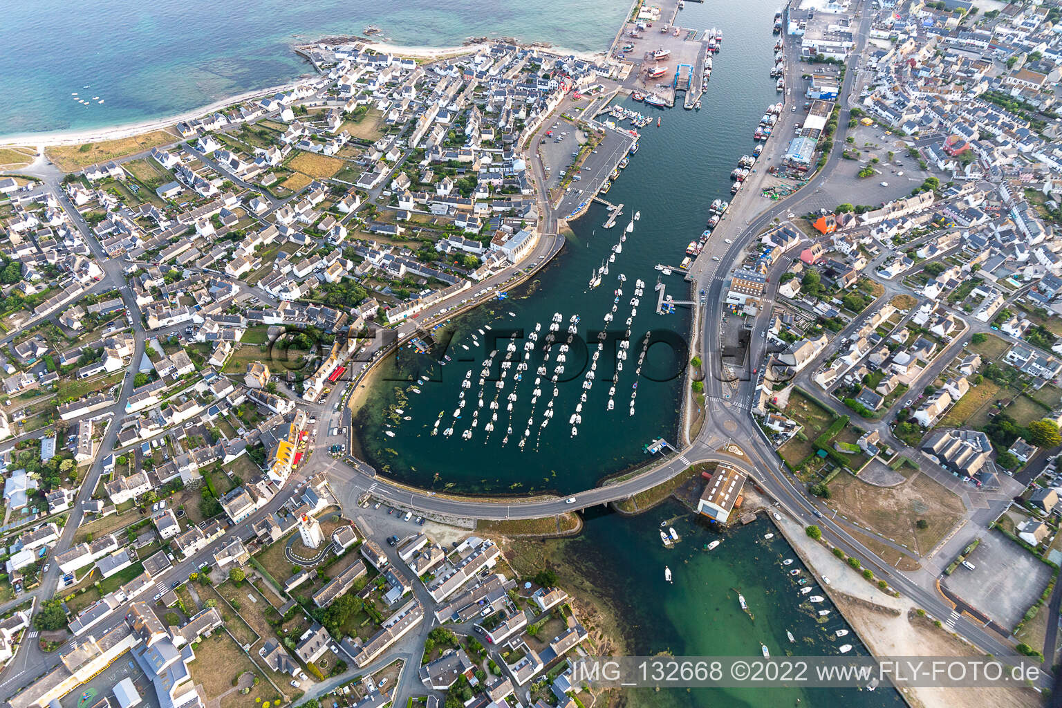 Drohnenbild von Hafen von Guilvine in Treffiagat im Bundesland Finistère, Frankreich
