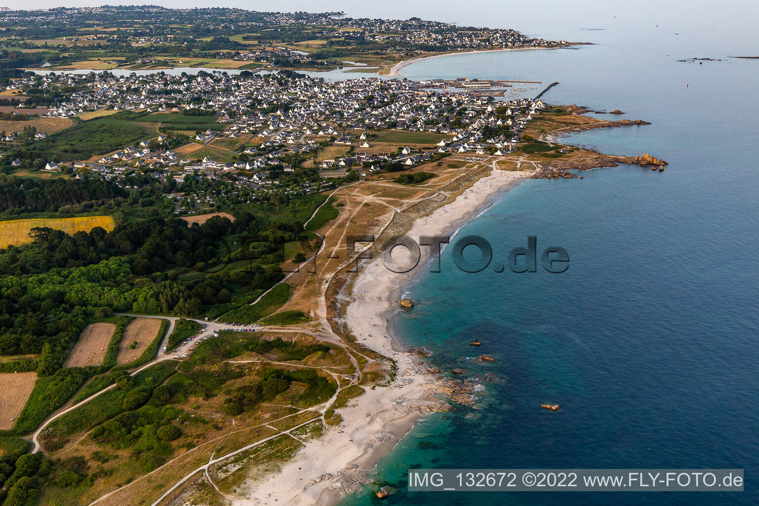 Luftaufnahme von Plage de Kersauz in Treffiagat im Bundesland Finistère, Frankreich