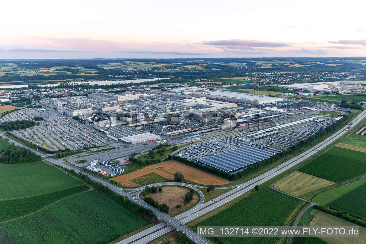 Luftaufnahme von BMW-Werk 2.40 in Dingolfing im Bundesland Bayern, Deutschland