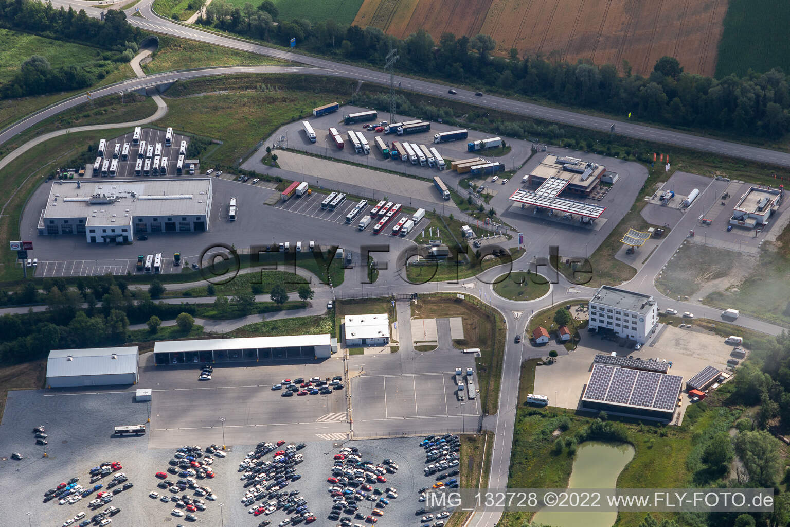 Luftbild von Esso Autohof Pilsting und Autoauktionshaus  Copart Deutschland GmbH - Standort München im Bundesland Bayern
