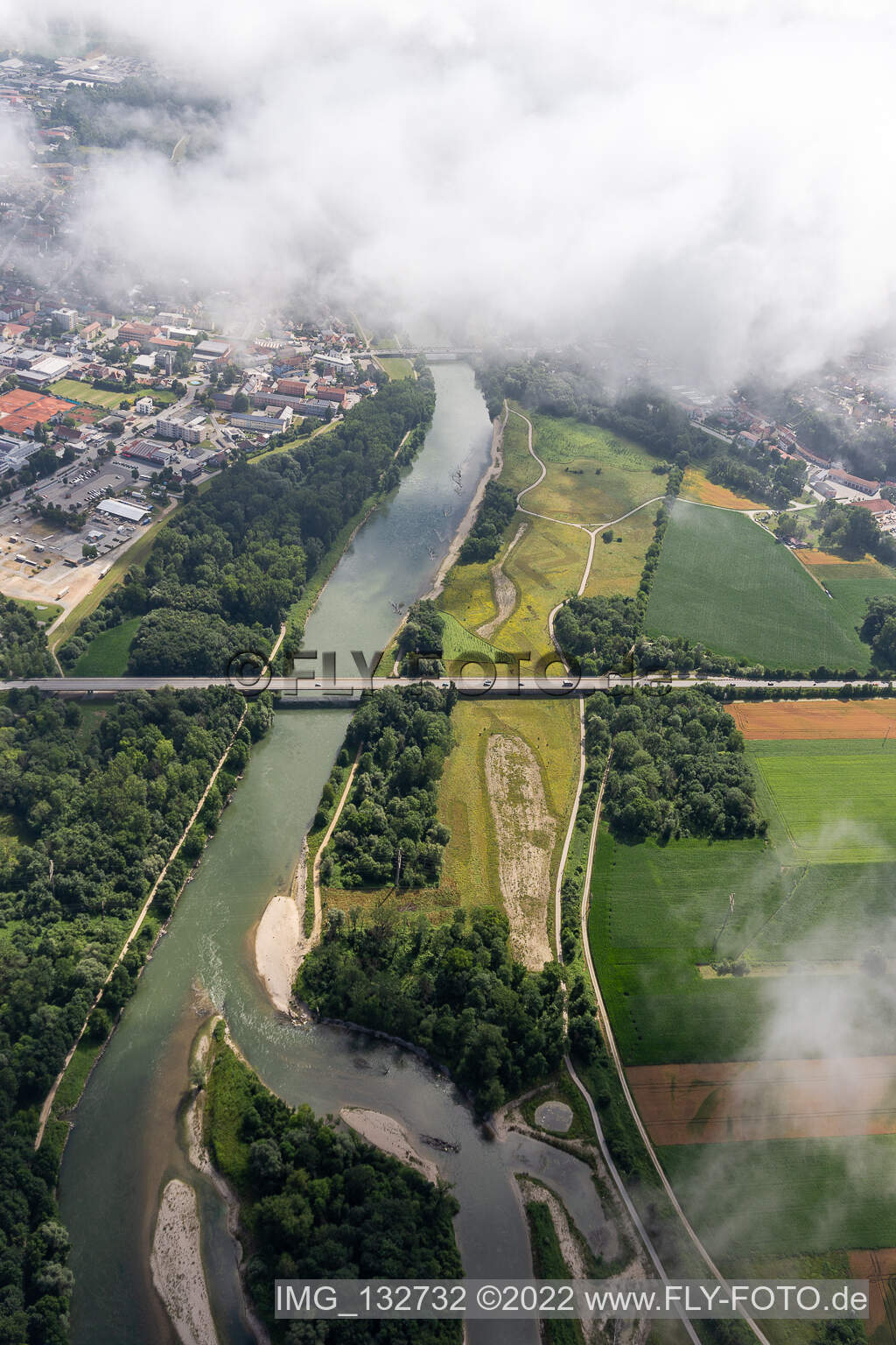 Luftbild von Brücken über die Isar in Landau an der Isar im Bundesland Bayern, Deutschland