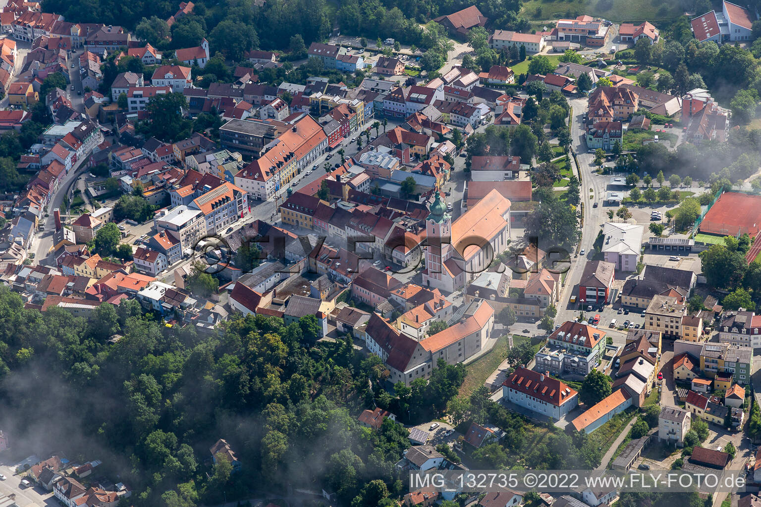 Luftbild von Oberer Stadtpl. mit Stadtpfarrkirche Mariä Himmelfahrt in Landau an der Isar im Bundesland Bayern, Deutschland
