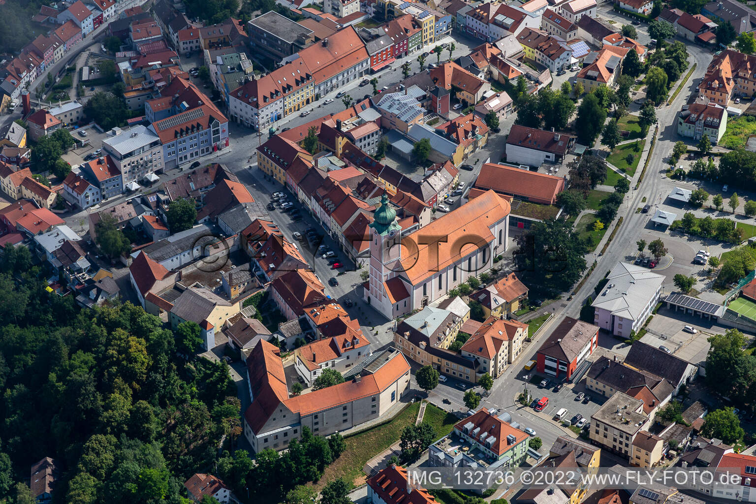 Luftaufnahme von Oberer Stadtpl. mit Stadtpfarrkirche Mariä Himmelfahrt in Landau an der Isar im Bundesland Bayern, Deutschland