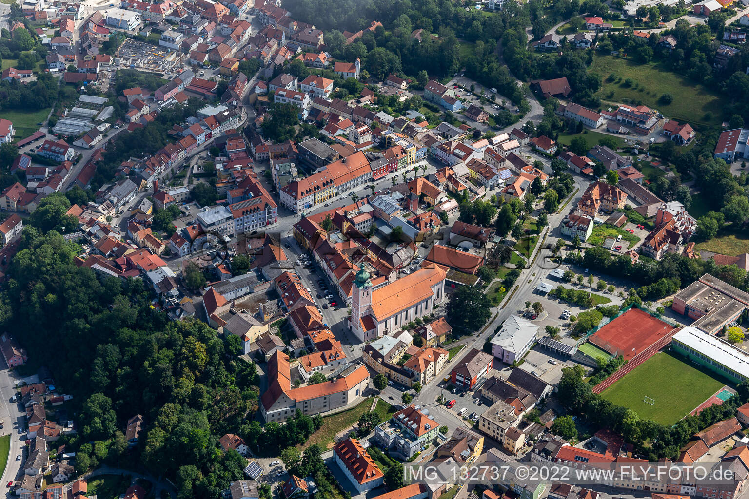 Schrägluftbild von Oberer Stadtpl. mit Stadtpfarrkirche Mariä Himmelfahrt in Landau an der Isar im Bundesland Bayern, Deutschland