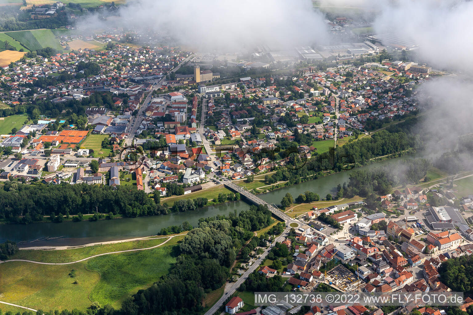 Landau an der Isar im Bundesland Bayern, Deutschland aus der Drohnenperspektive