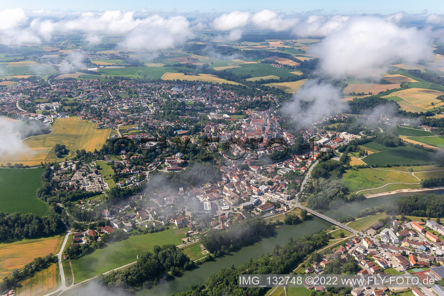 Landau an der Isar im Bundesland Bayern, Deutschland von einer Drohne aus