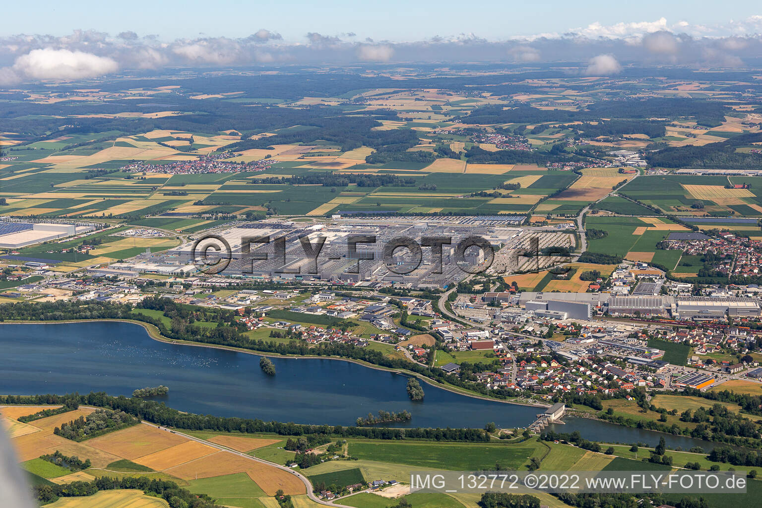 Schrägluftbild von BMW-Werk 2.40 in Dingolfing im Bundesland Bayern, Deutschland