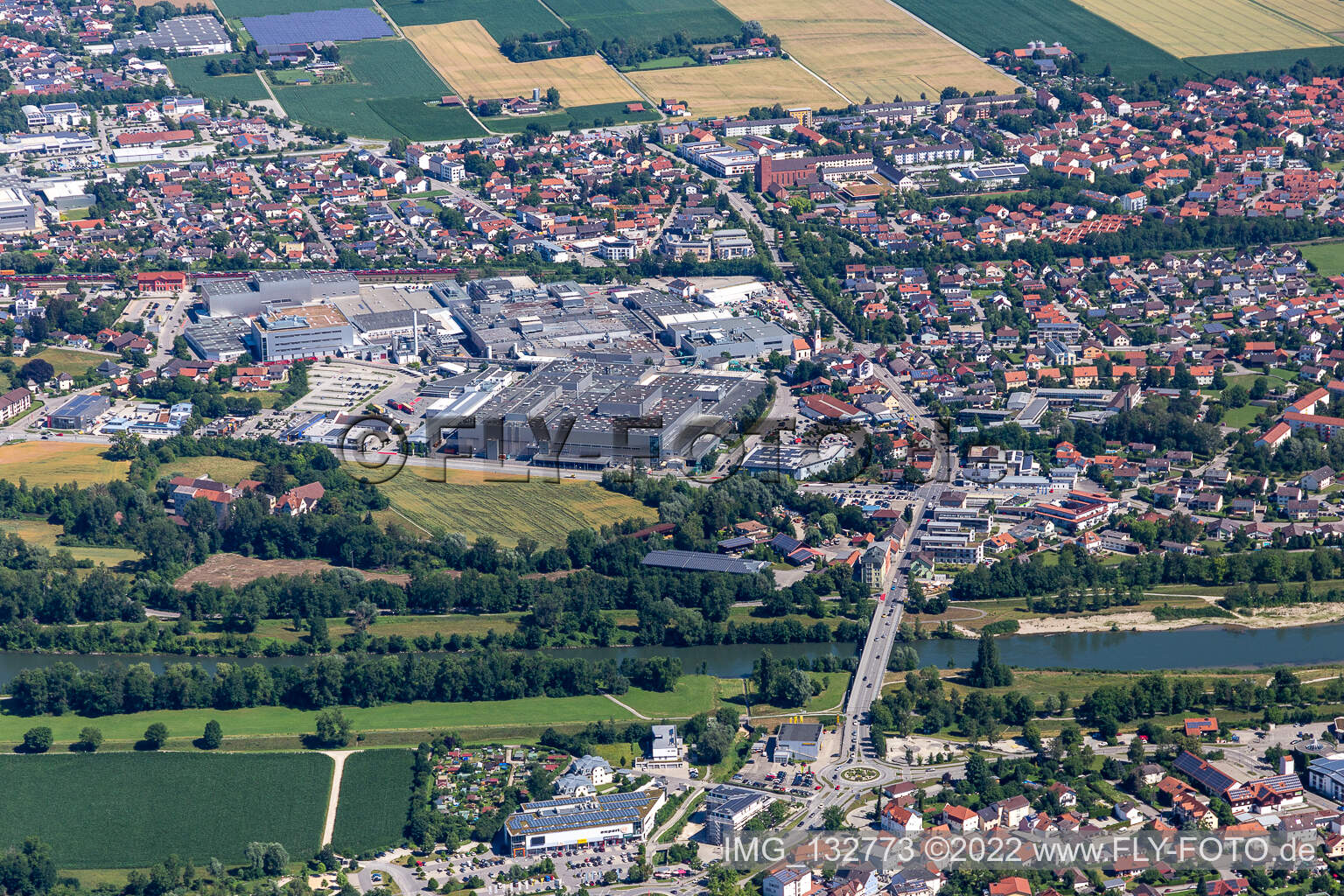 Gewerbegebiet Goben I mit  BMW Werk 2.1 in Dingolfing im Bundesland Bayern, Deutschland