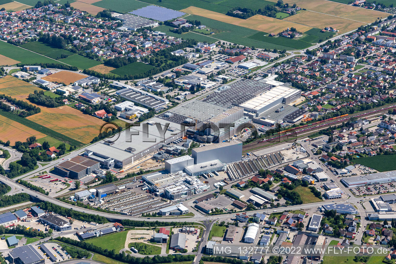 Gewerbegebiet Goben I mit  BMW Werk 2.2 in Dingolfing im Bundesland Bayern, Deutschland