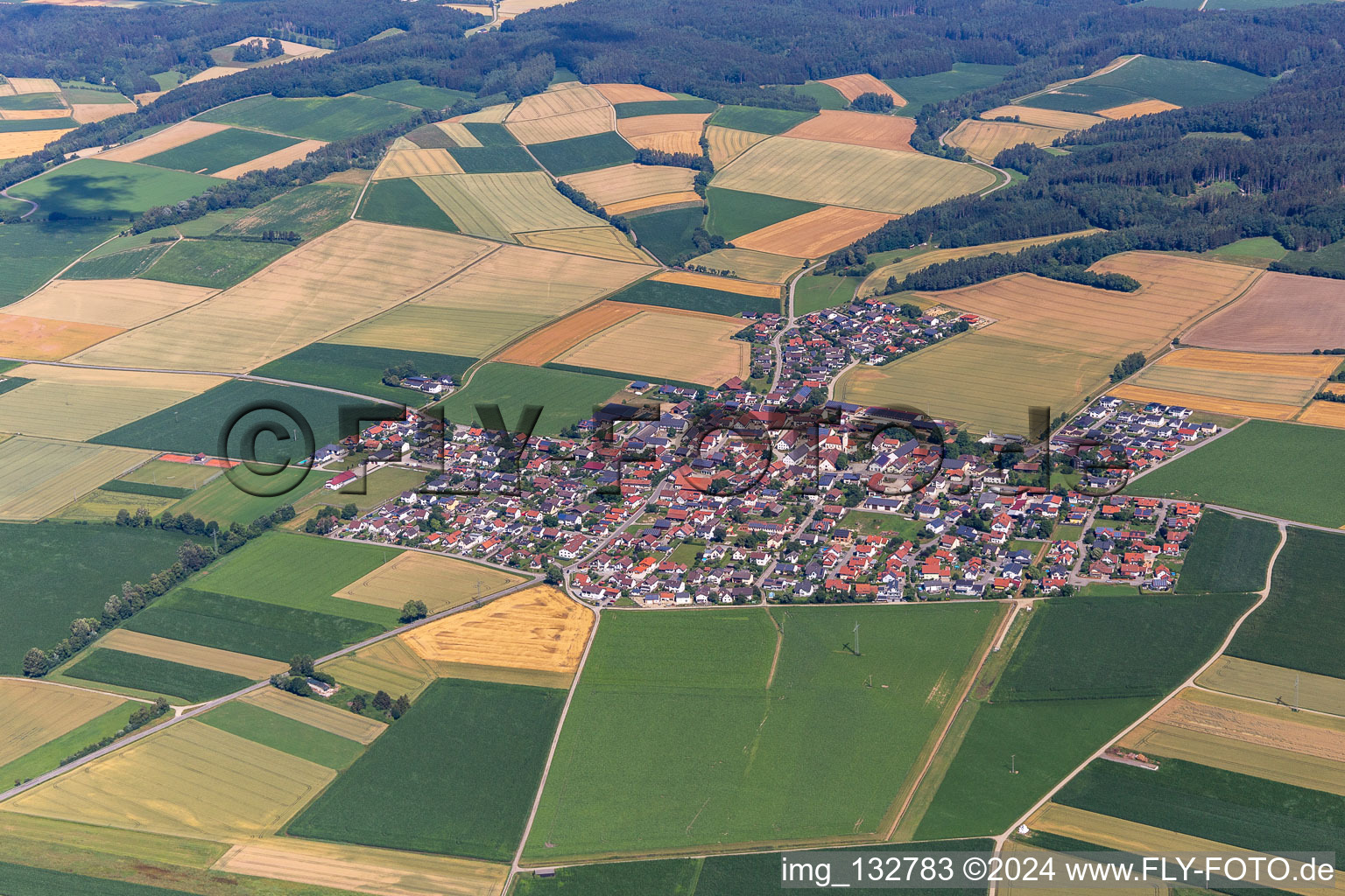 Luftaufnahme von Ortsteil Dornwang in Moosthenning im Bundesland Bayern, Deutschland