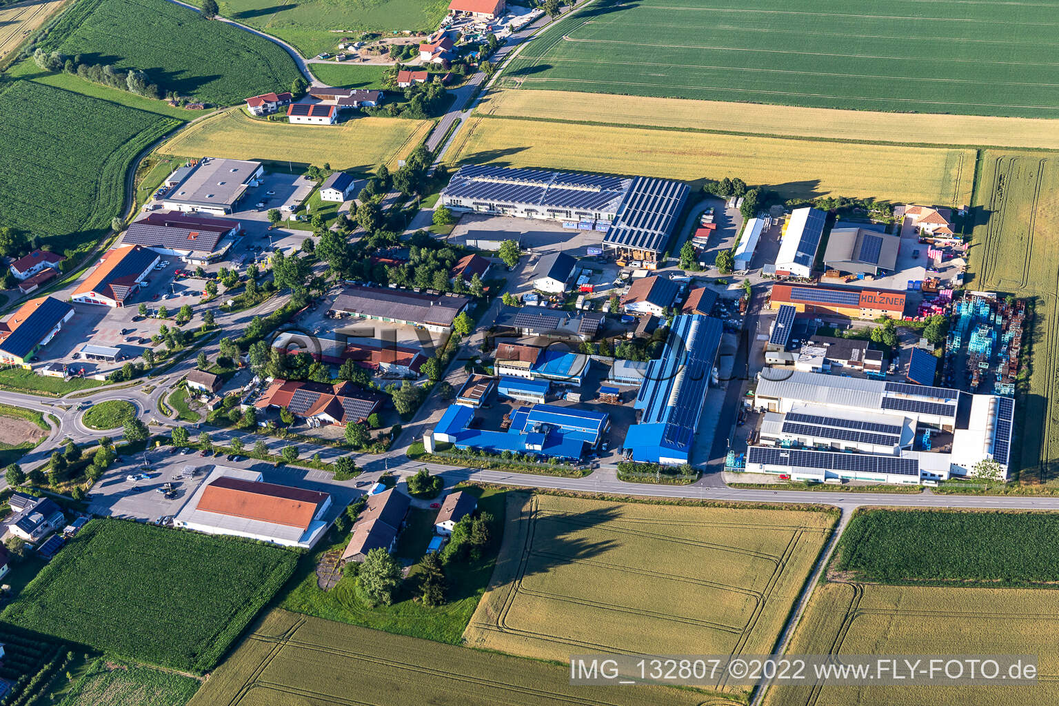 Luftbild von Gewerbegebiet Schreinerstraße mit Voggenreiter GmbH und Lohr GmbH in Reisbach im Bundesland Bayern, Deutschland