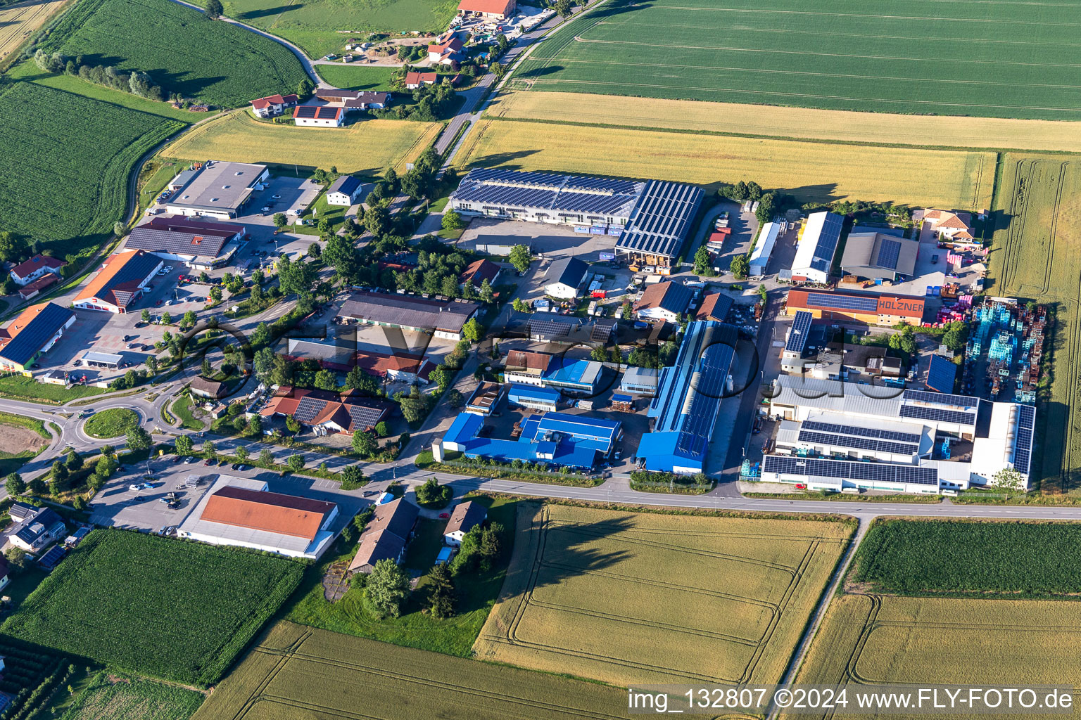 Luftbild von Gewerbegebiet Schreinerstraße mit Voggenreiter GmbH und Lohr GmbH in Reisbach im Bundesland Bayern, Deutschland