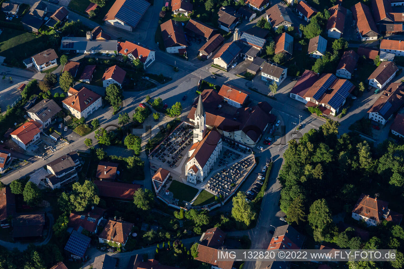 Luftbild von Pfarrkirche St. Johannes d. Täufer in Ruhstorf in Simbach im Bundesland Bayern, Deutschland