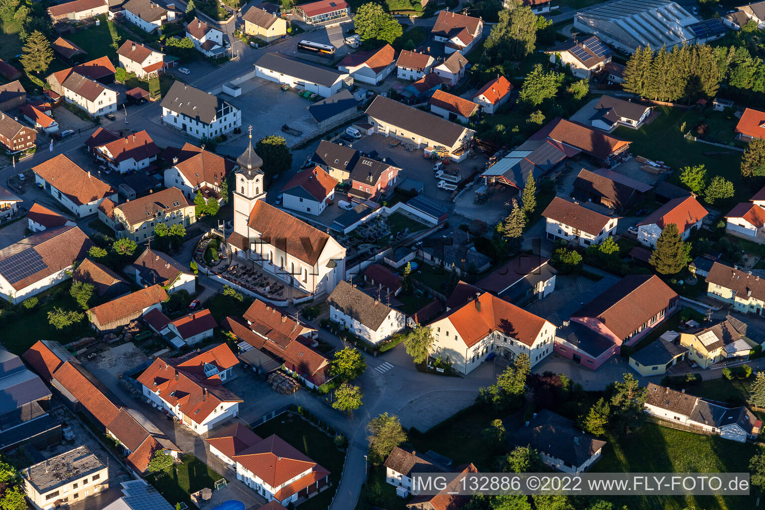 Luftbild von Pfarrkirche Maria Verkündigung in Esterndorf in Roßbach im Bundesland Bayern, Deutschland