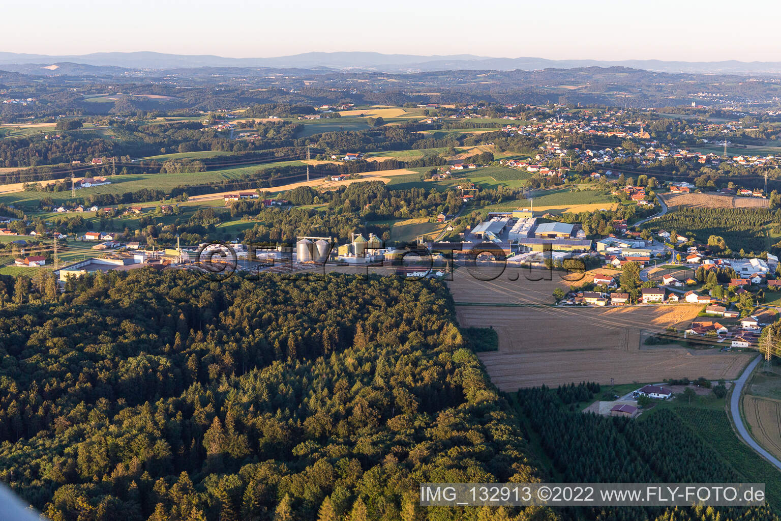 Luftaufnahme von Holzwerke Weinzierl GmbH in Vilshofen an der Donau im Bundesland Bayern, Deutschland