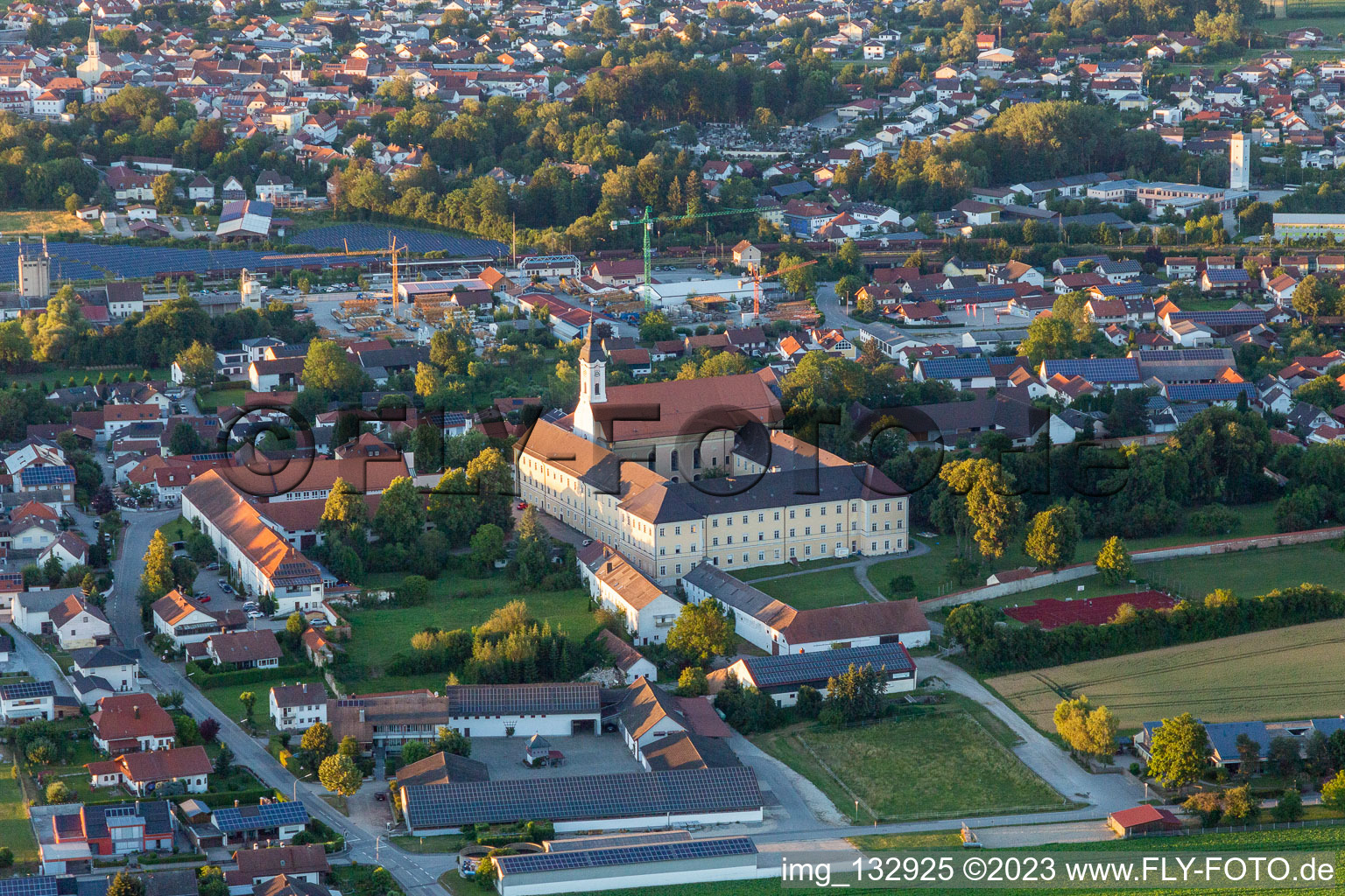 Luftbild von Asambasilika Altenmarkt in Osterhofen im Bundesland Bayern, Deutschland