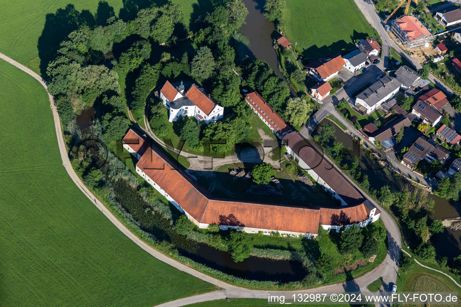 Luftbild von Schloss in Aham im Bundesland Bayern, Deutschland