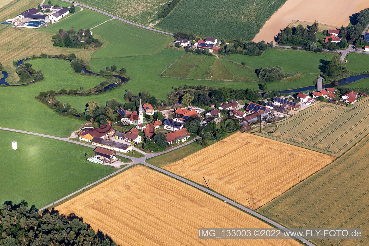 Schrägluftbild von Leberskirchen an der Vils bei Rutting in Schalkham im Bundesland Bayern, Deutschland