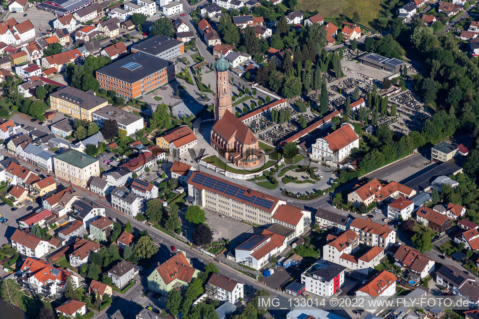 Luftbild von Stadtpfarrkirche Mariä Himmelfahrt in Vilsbiburg im Bundesland Bayern, Deutschland