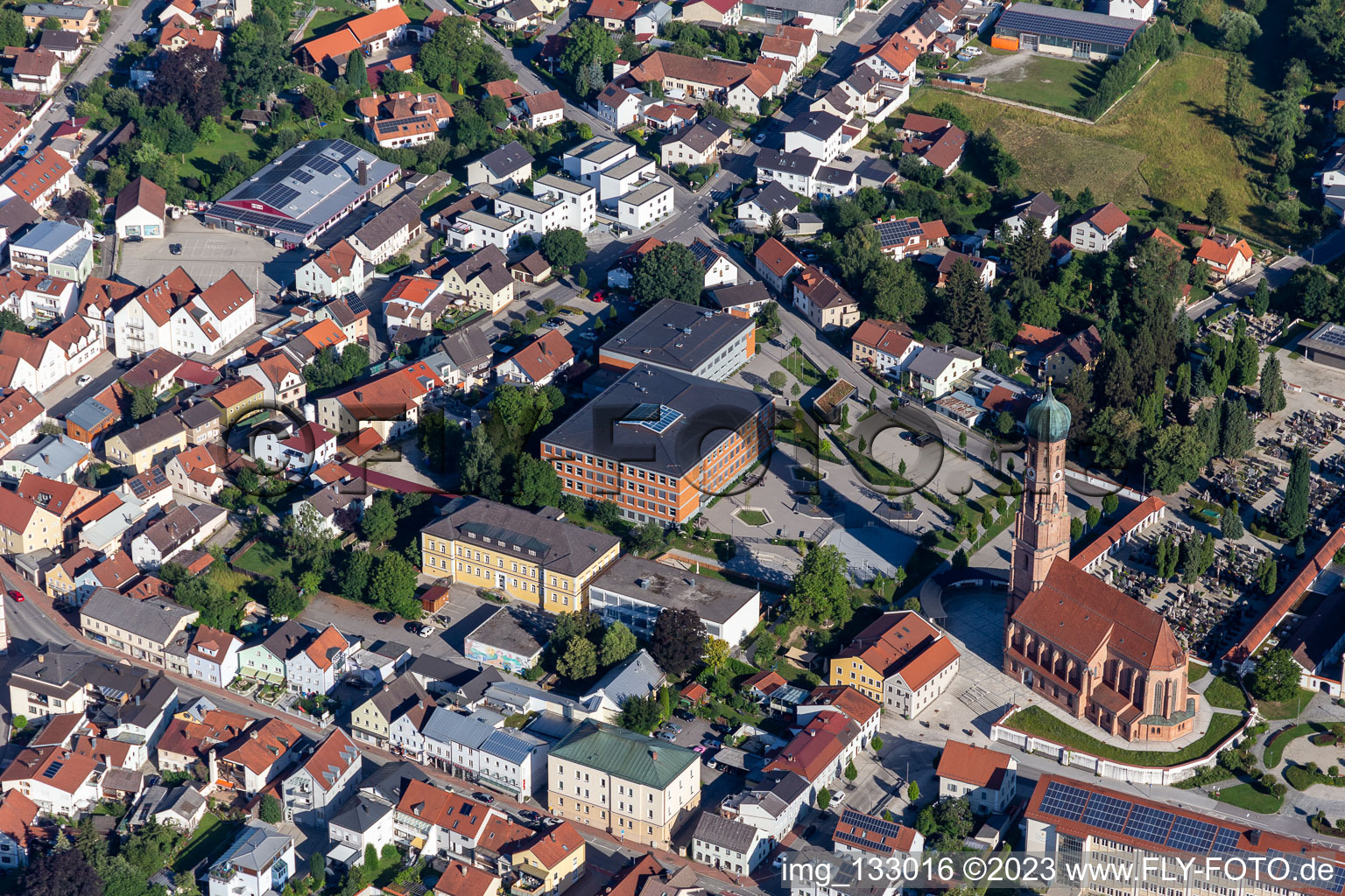 Stadtpfarrkirche Mariä Himmelfahrt und Mittelschule in Vilsbiburg im Bundesland Bayern, Deutschland