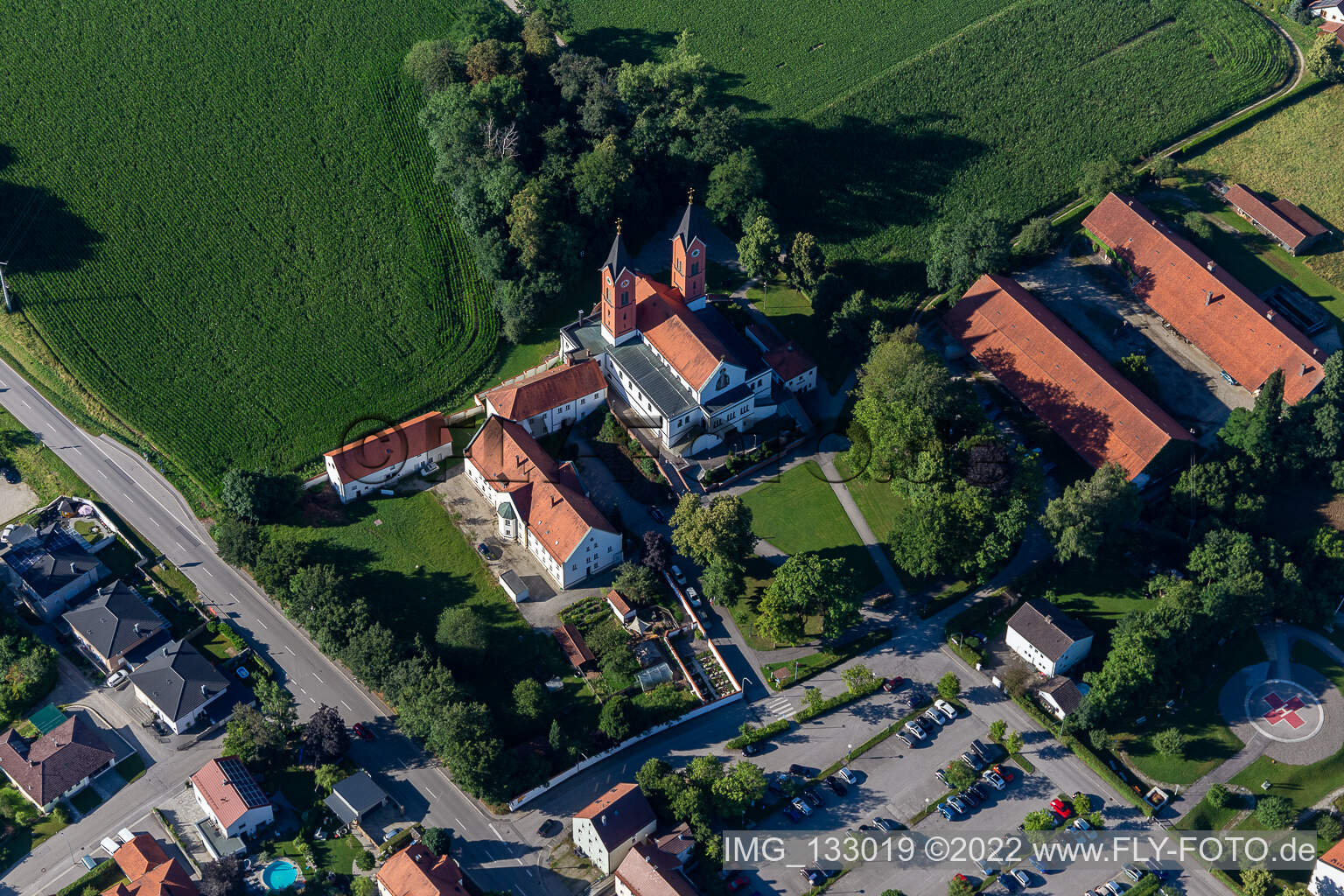 Luftbild von Wallfahrtskirche Maria Hilf in Vilsbiburg im Bundesland Bayern, Deutschland