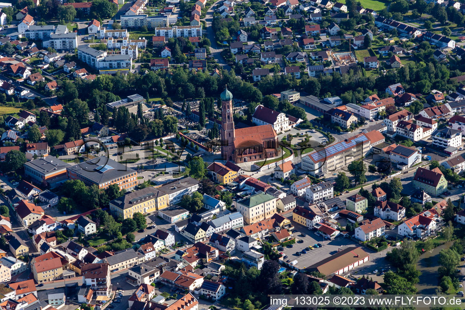 Luftbild von Stadtpfarrkirche Mariä Himmelfahrt und Mittelschule in Vilsbiburg im Bundesland Bayern, Deutschland