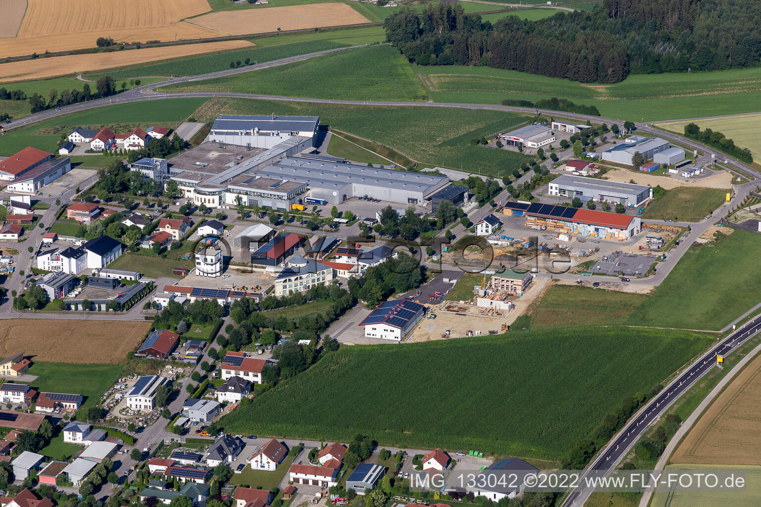 Industriegebiet Diesel-/Benzstraße mit  Pöschl Tabak GmbH & Co. KG in Geisenhausen im Bundesland Bayern, Deutschland