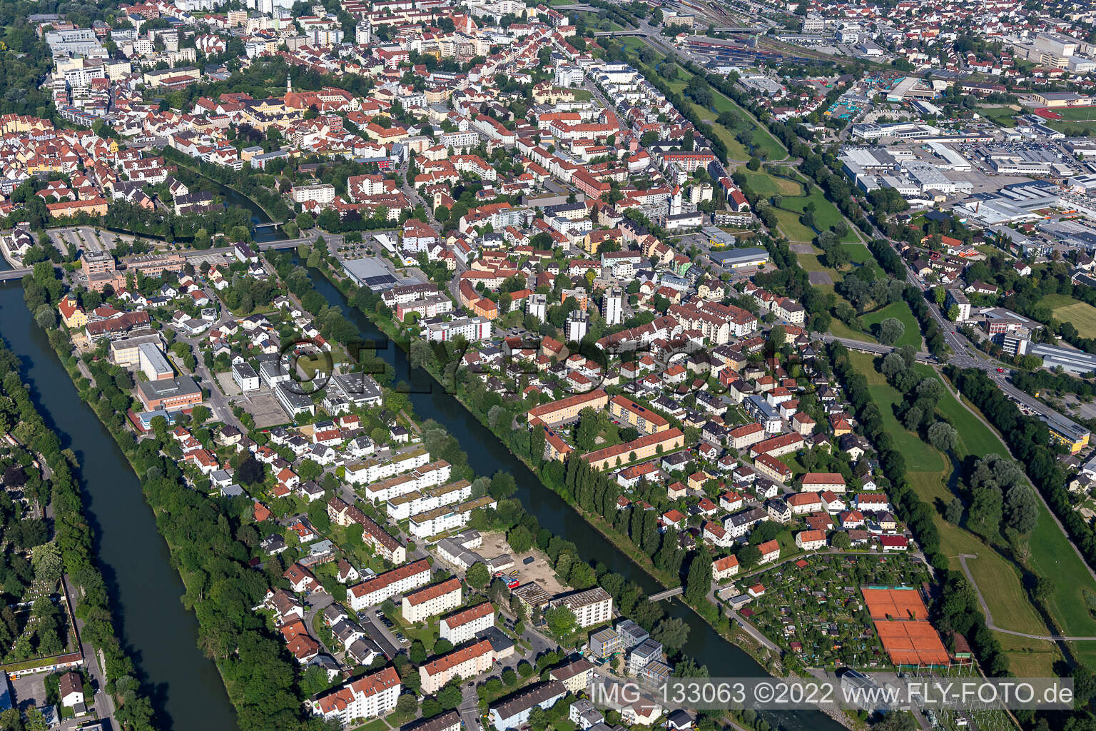 Luftbild von Hammerinsel zw. Isar und kleiner Isar in Landshut im Bundesland Bayern, Deutschland