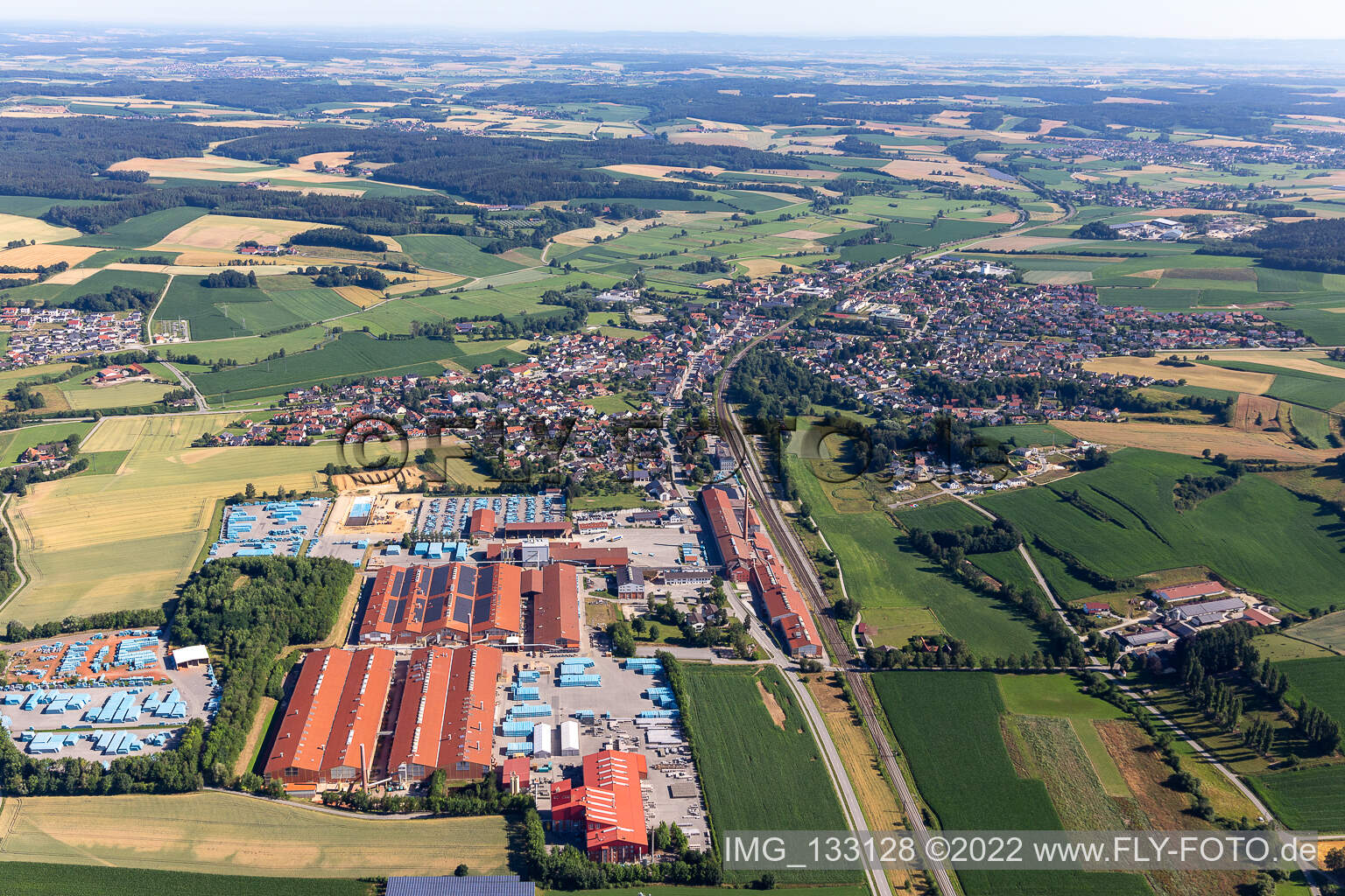Luftaufnahme von Gewerbegebiet Neufahrn-Süd mit ERLUS AG in Neufahrn in Niederbayern im Bundesland Bayern, Deutschland