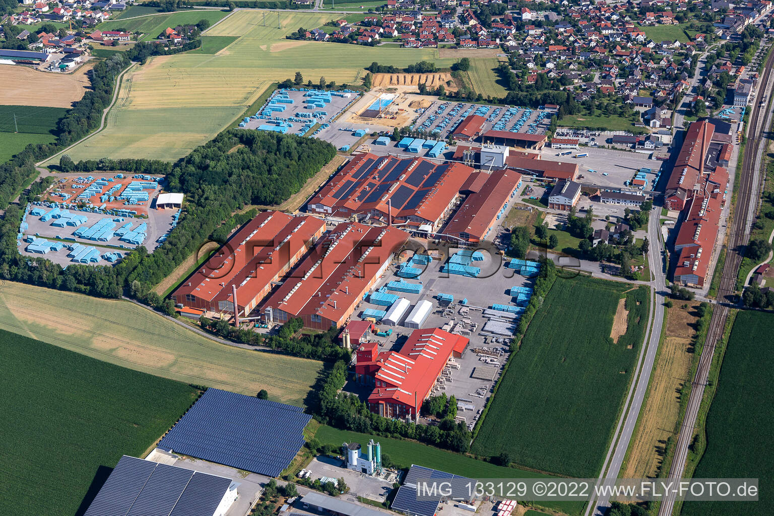 Schrägluftbild von Gewerbegebiet Neufahrn-Süd mit ERLUS AG in Neufahrn in Niederbayern im Bundesland Bayern, Deutschland