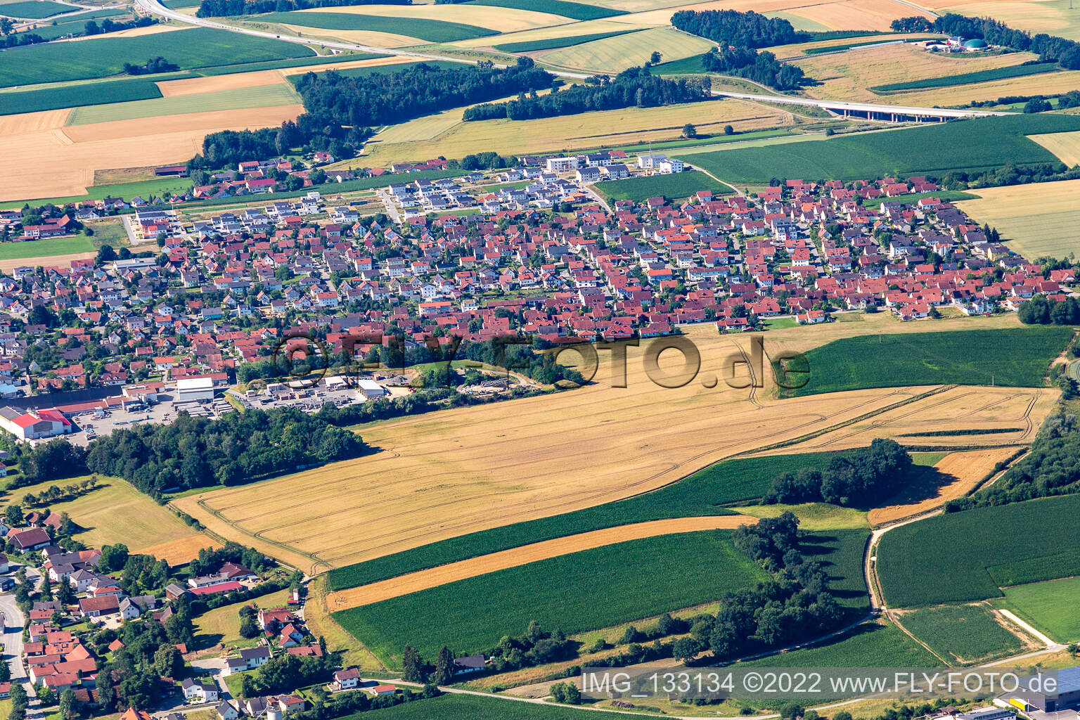 Schrägluftbild von Ergoldsbach im Bundesland Bayern, Deutschland