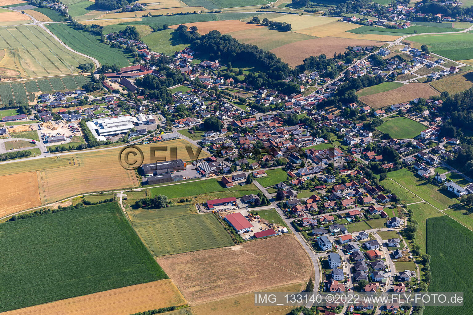Luftbild von Bayerbach bei Ergoldsbach im Bundesland Bayern, Deutschland