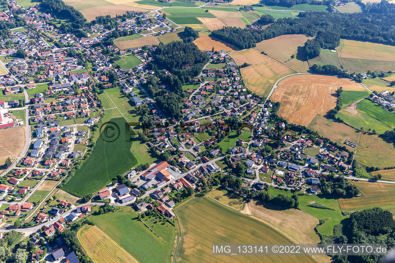 Luftaufnahme von Bayerbach bei Ergoldsbach im Bundesland Bayern, Deutschland