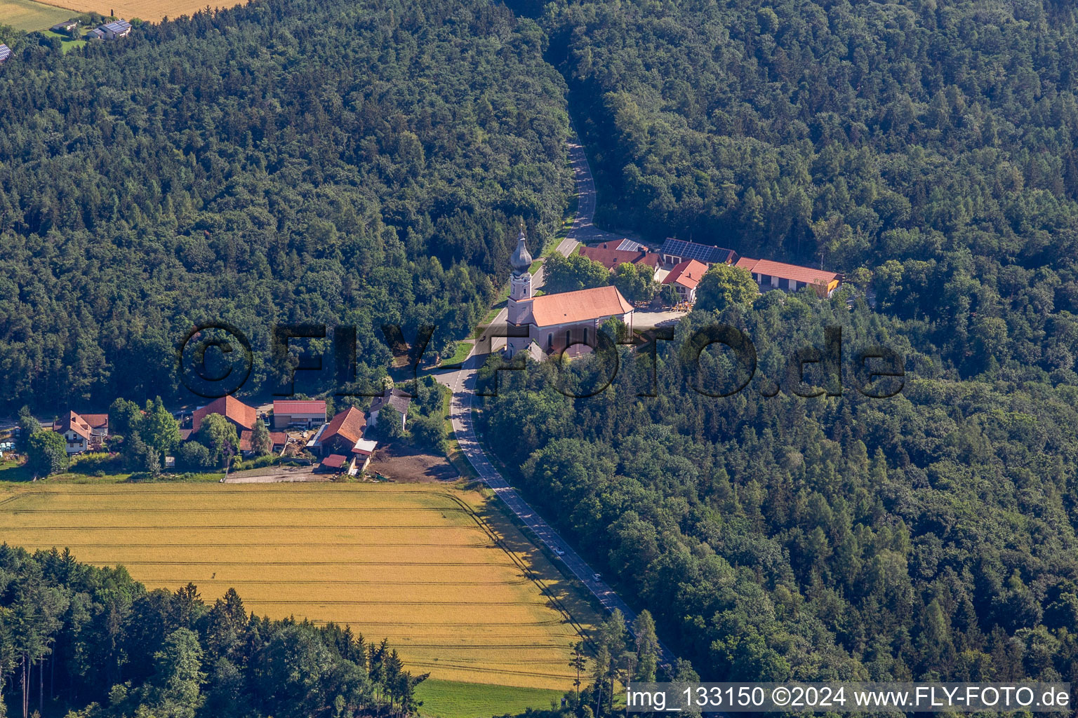 Luftbild von Wallfahrtskirche Hl. Dreifaltigkeit - Moosthenning im Ortsteil Rimbach im Bundesland Bayern, Deutschland