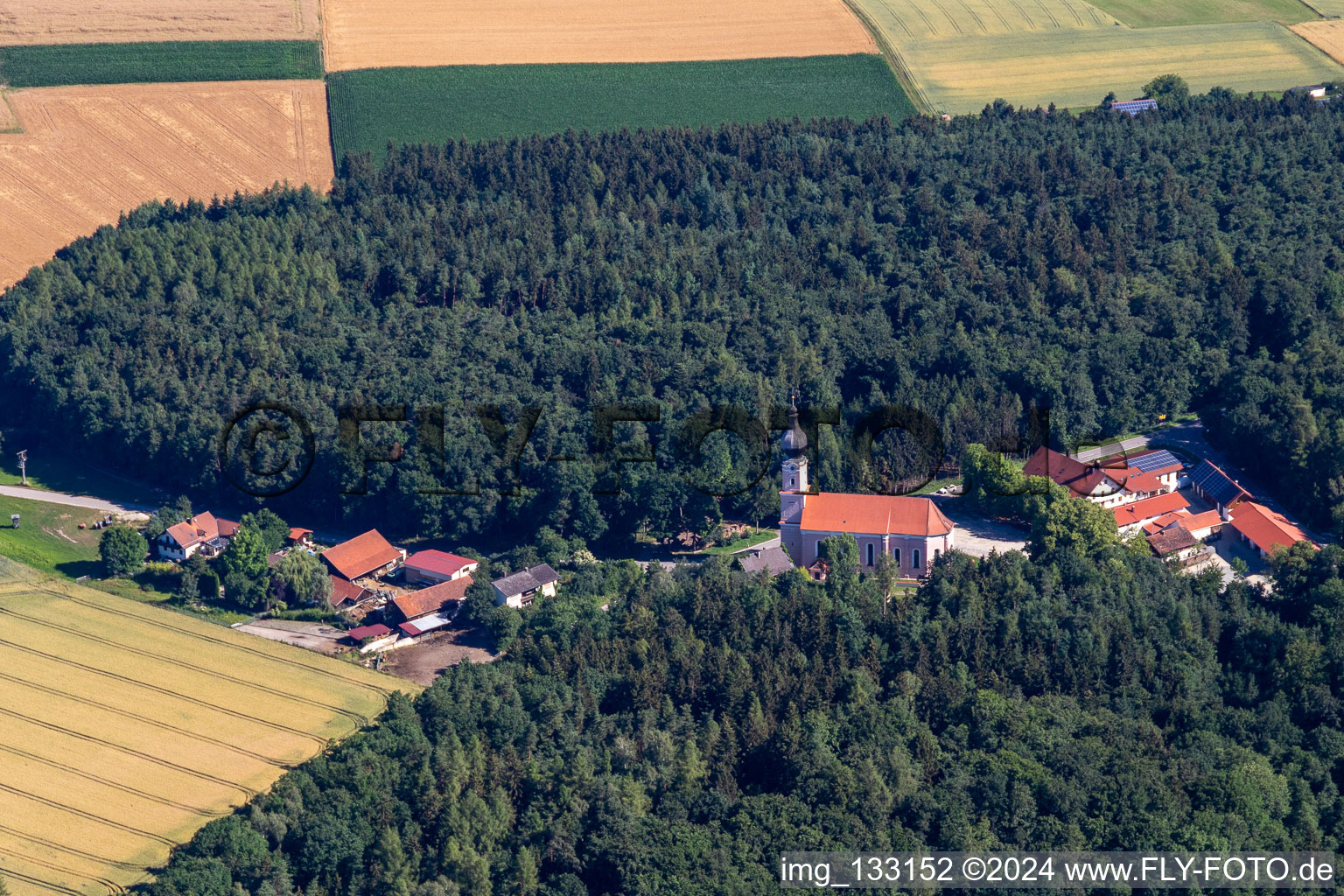 Luftaufnahme von Wallfahrtskirche Hl. Dreifaltigkeit - Moosthenning im Ortsteil Rimbach im Bundesland Bayern, Deutschland