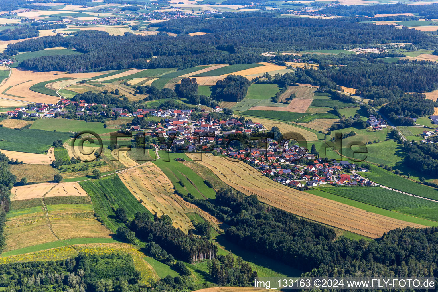 Luftaufnahme von Ortsteil Lengthal in Moosthenning im Bundesland Bayern, Deutschland