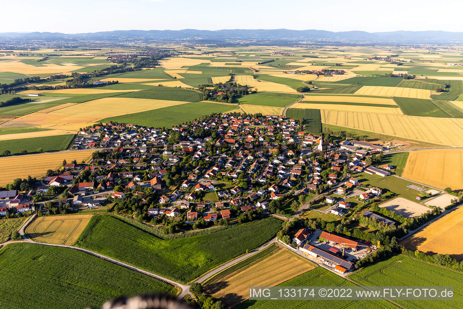 Luftbild von Oberpiebing in Salching im Bundesland Bayern, Deutschland