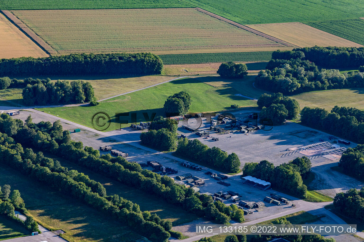 Luftbild von Gäubodenkaserne mit Flugplatz  Feldkirchen-Mitterharthausen im Bundesland Bayern, Deutschland