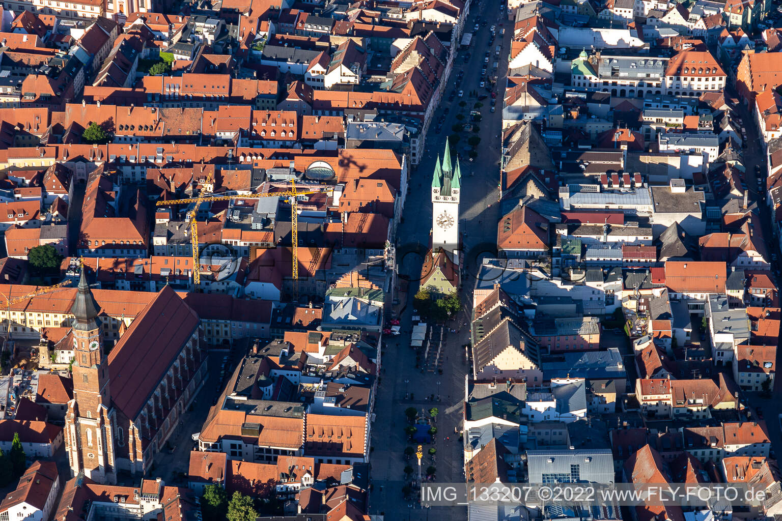 Historische Altstadt mit Stadtturm Straubing auf dem Theresienplatz im Bundesland Bayern, Deutschland