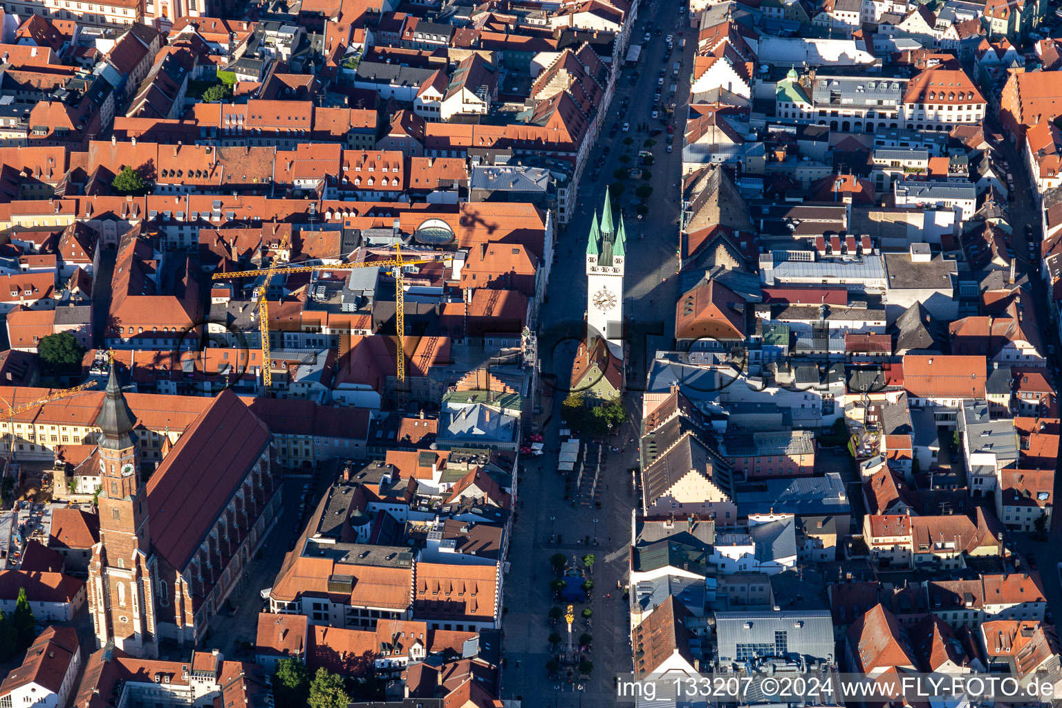 Historische Altstadt mit Stadtturm Straubing auf dem Theresienplatz im Bundesland Bayern, Deutschland