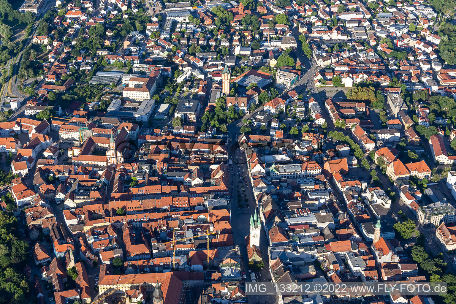 Luftaufnahme von Historische Altstadt mit Stadtturm Straubing auf dem Theresienplatz im Bundesland Bayern, Deutschland