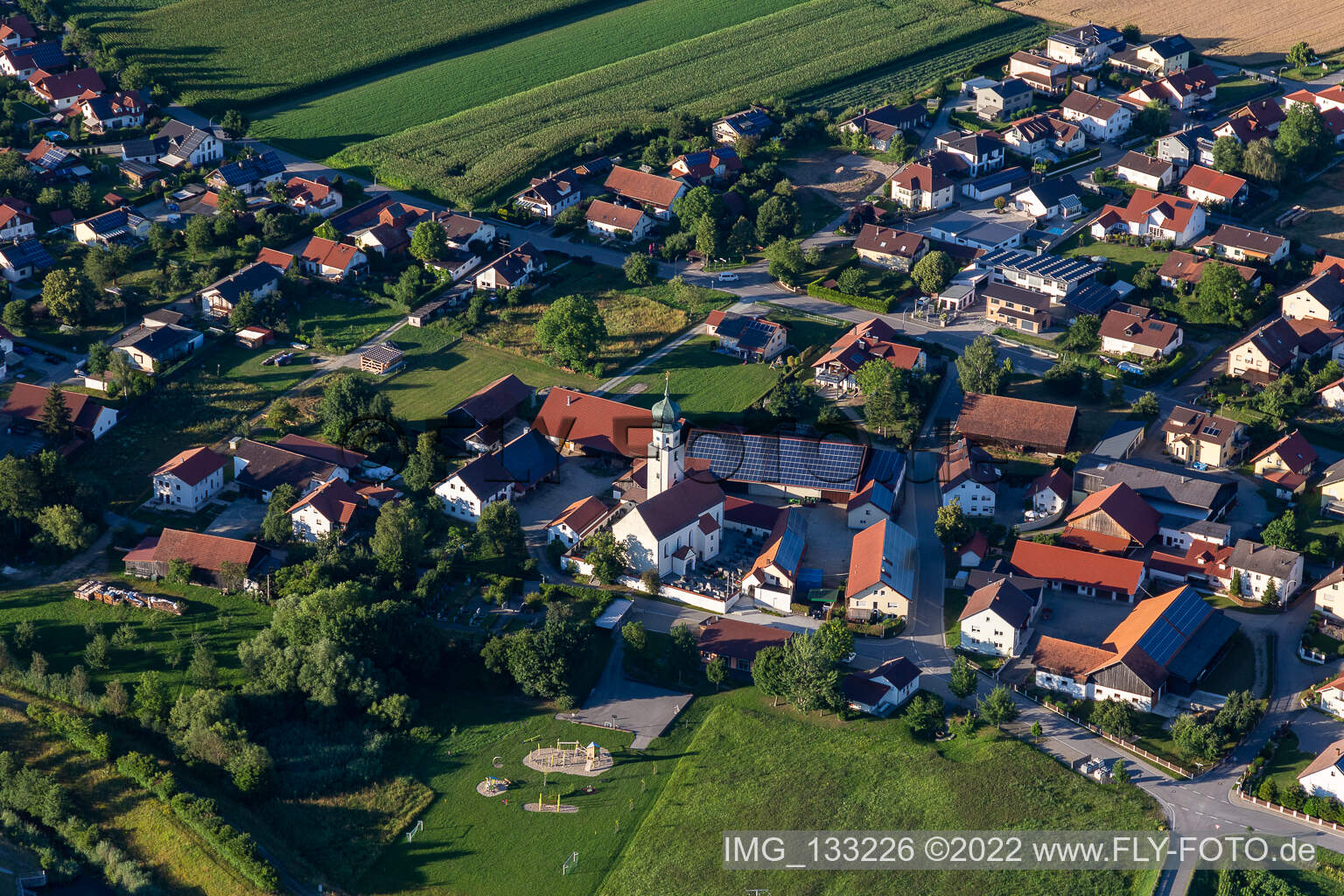 Luftbild von Kirche in Kößnach in Kirchroth im Bundesland Bayern, Deutschland