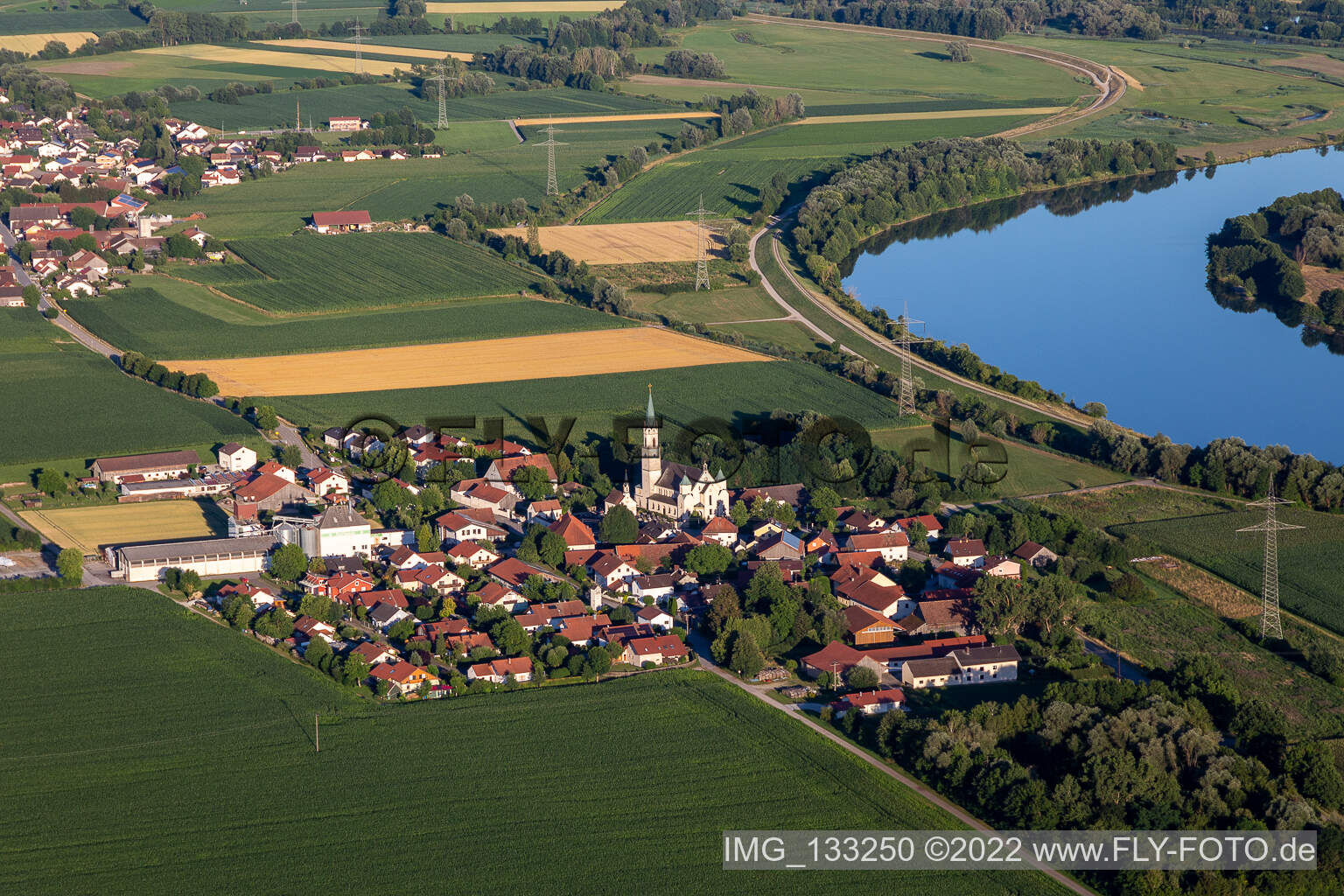 Luftbild von Pfarrkirche Maria Himmelfahrt in Pondorf in Kirchroth im Bundesland Bayern, Deutschland