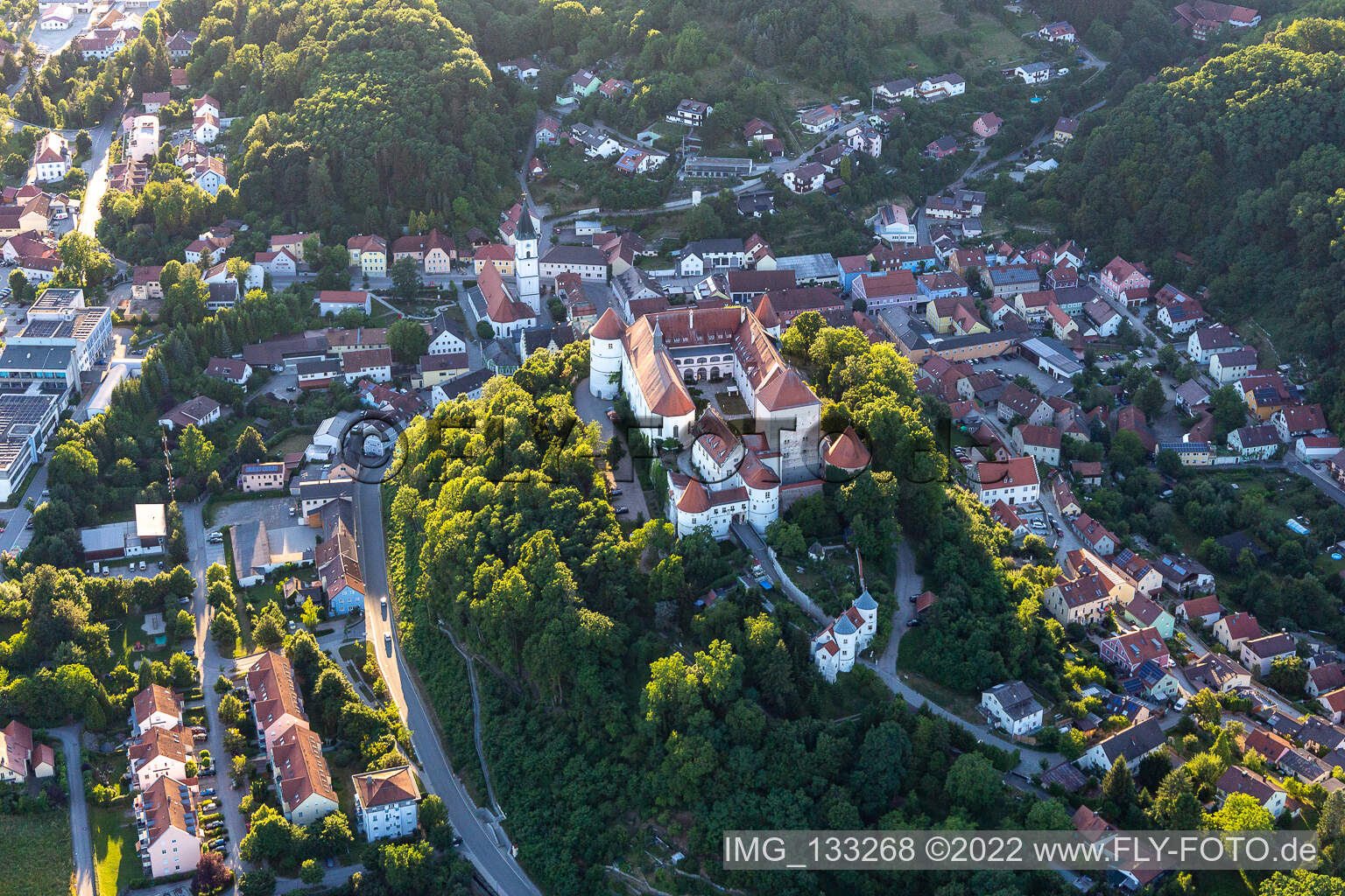 Luftaufnahme von Pro Seniore Schloss Wörth in Wörth an der Donau im Bundesland Bayern, Deutschland