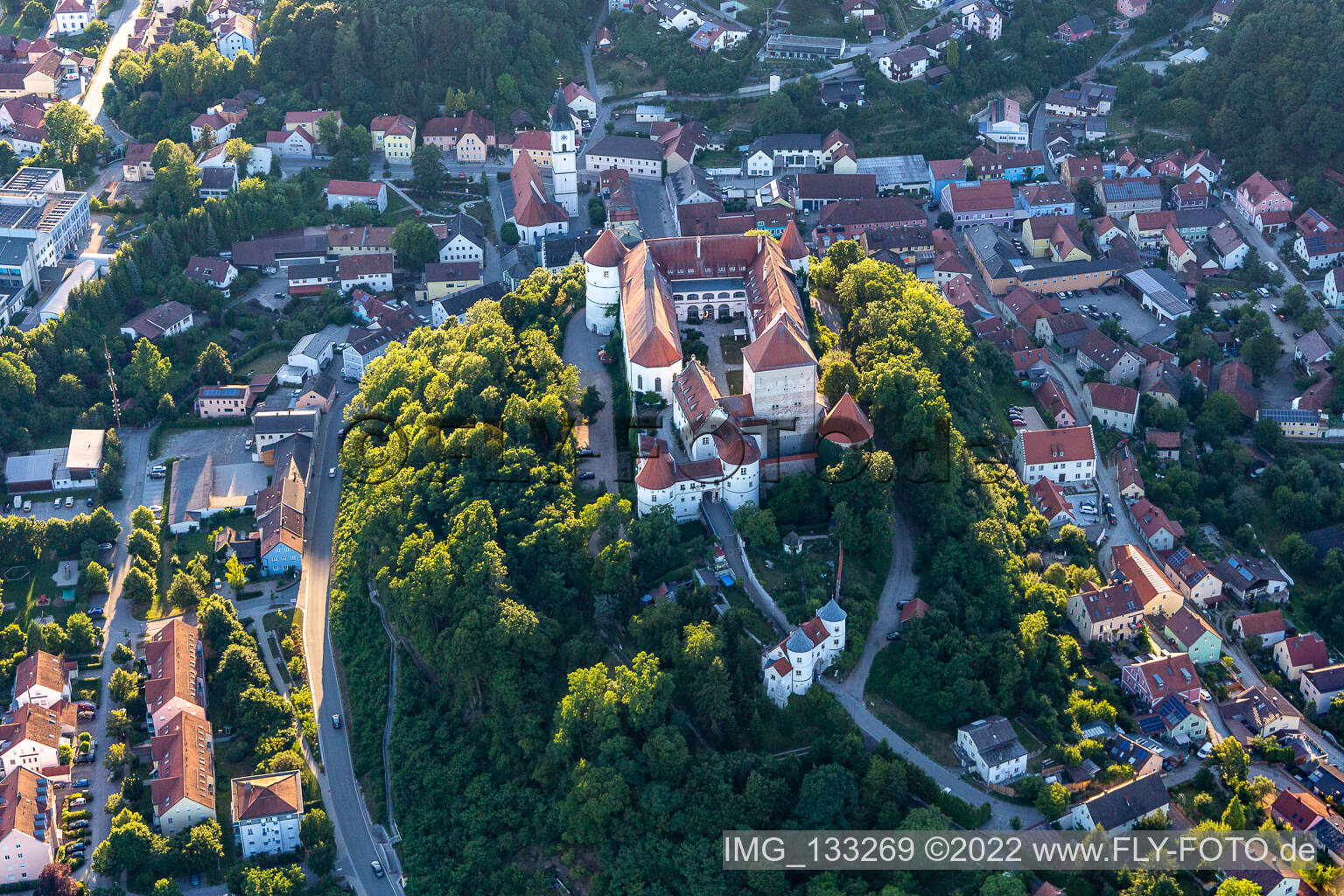 Schrägluftbild von Pro Seniore Schloss Wörth in Wörth an der Donau im Bundesland Bayern, Deutschland