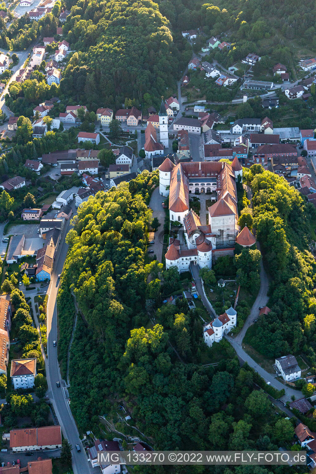 Pro Seniore Schloss Wörth in Wörth an der Donau im Bundesland Bayern, Deutschland von oben